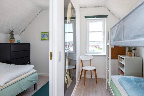 Wohnung im 1. Stock, mit Ausgang zu einer abgeschirmten Terrasse mit Gartenmöbeln. Küchen-Ess-Wohnbereich, Bad und zwei SZ, von denen eines Durchgangszimmer ist mit 3/4 Bett in einem Zimmer. In einem Schlafzimmer befindet sich ein Etagenbett mit Ausz...