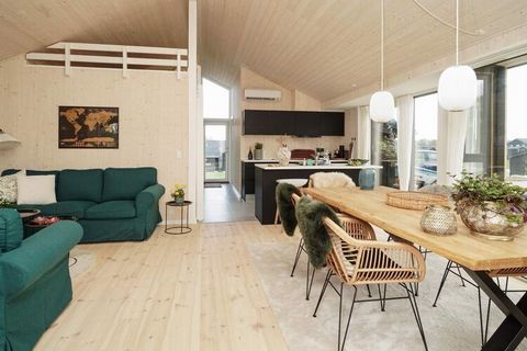 Am Ende einer ruhigen Sackgasse findet man bei Havnsø Strand dieses 2023 neu erbaute Ferienhaus mit Whirlpool und Sauna außen für Erholung und Wellness. Hier überzeugen Qualität, Gemütlichkeit und geschmackvolle Einrichtung gleichermaßen. Von der Ein...