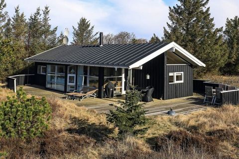 Ferienhaus in landschaftlich attraktiver Umgebung nahe Ålbæk und nur etwa 100 m von einem kinderfreundlichen Badestrand und den Dünen entfernt gelegen. Whirlpool und Sauna in dem einen Badezimmer laden zu entspannenden Stunden ein. Außerdem steht im ...