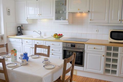 The living area of this charming holiday home is on the mezzanine floor. From the original bow window you can see to the top of the nearby lighthouse Ile Vierge. A very well-equipped kitchen gives you the opportunity to try out Breton recipes yoursel...