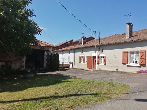 Chirac - Large property just on the edge of the Chabanais, this house has a barn and land with the possibility of smallholding. The house has a large kitchen and dining room with fireplace and wood burning stove. There are two bedrooms and a shower r...