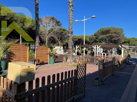 100 meters from the beach, in a family seaside resort in the town of Agde, commercial walls with an 83 m² apartment, and commercial space to seize! The apartment has three bedrooms including a master suite, a living room with semi-open kitchen, a sho...