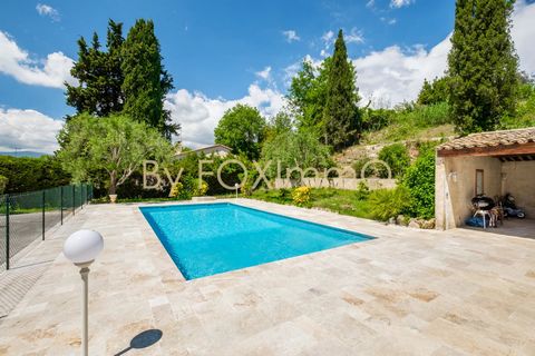 CAGNES SUR MER, ideally located in a residential and sought after area close to schools, transport and shops, this villa in excellent condition will seduce you with its neo-Provencal charm and its brightness. In absolute calm and well exposed, this p...