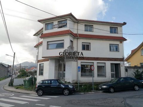 Attention investors! Inmobiliaria Glorieta sells totally exterior house of 3 floors. Real Estate Glorieta sells in the area of Lavadores totally exterior house of three floors very bright, has the possibility of redistribution, the house is to reform...