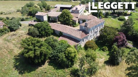 A23020ET16 - A beautiful Maison de Maitre in the riverside village of St Simeux, ideally situated at midpoint between Angoulême and Cognac. A lovely building in need of renovation. There are extensive outbuildings which perfectly show the farming and...