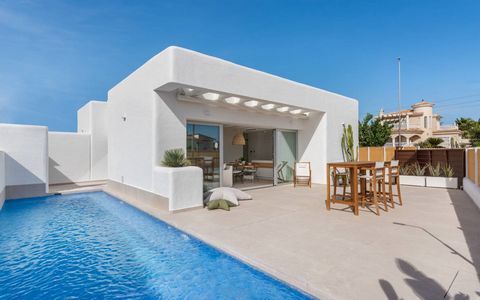 Villas for sale in Los Alcazares, Murcia, Costa Cálida The residential is situated in the Golf La Serena, surrounded by nature. Houses with 3 bedrooms and 3 bathrooms, with 6x3 swimming pool and private garden. Optional solarium (check availability d...