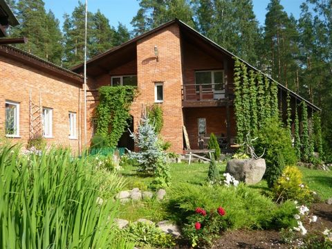 Renting a house on the shore of Lake Rudakovskaya. The house has all the amenities: kitchen, fireplace, home theater, karaoke. In the courtyard room, grill, smokehouse boat at the dock, in case of rain outdoor terrace, fishing, mushrooms, berries, ve...