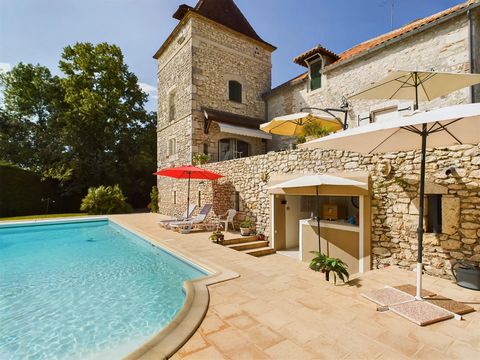 Welcome to this magnificent property in Lot-et-Garonne, in the charming commune of Pujols. This stone house is a real haven of peace, offering a sought-after idyllic setting, and is just a few minutes from all amenities. As soon as you walk through t...