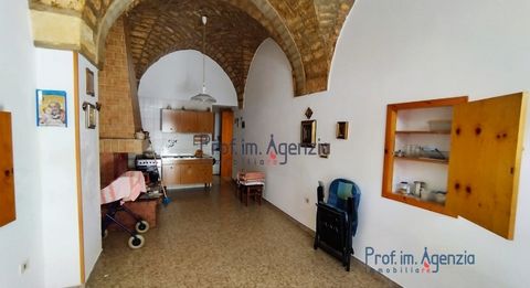 Detached house for sale in Carovigno, a few metres away from the main square. The property is characterised by wonderful vaulted ceilings, and is composed as follows: on the ground floor, living room, dining area with fireplace, two bedrooms and a ba...