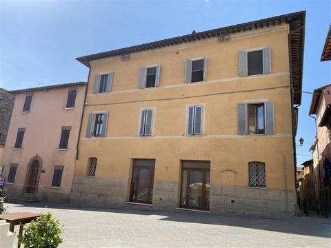 CHIUSI (SI), Historical Centre: Within a historical building, flat of 180 sqm, located on the second and top floor, comprising large living room with kitchenette, 2 double bedrooms, two bathrooms and storage room. The property includes an attic of 90...