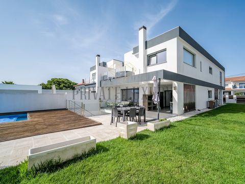 Welcome to this exceptionally luxurious villa located in the beautiful Marisol region, in close proximity to the beaches of Costa da Caparica. This stunning property of contemporary architecture is a true paradise retreat, where you can enjoy a life ...