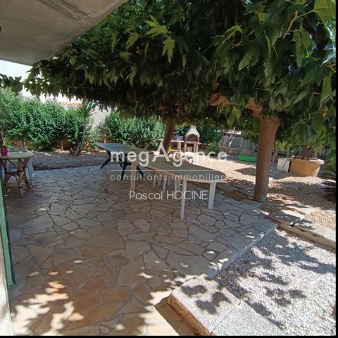 In Narbonne in a sought-after area, Beautiful villa of 180 M2, 5 bedrooms on a plot of 708 M2. It is composed on the ground floor of a large entrance with cupboard, a living room with fitted kitchen of 35 M2, 2 bedrooms with cupboard (14.5 M2 and 10 ...