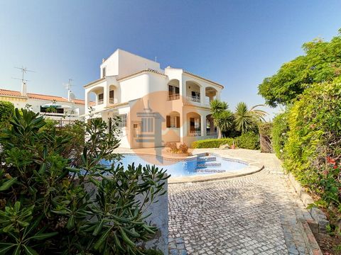 VISA D'OR. Villa à Altura, à 520 mètres de Praia da Alagoa, composée de deux lots, dans une superficie totale d'environ 700 m2, où une maison de 330 m2 brut construite sur 4 étages avec un grand jardin et une piscine et une annexe, d'environ 30 m2, a...