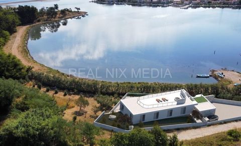 Exclusive villa by the sea! This beautiful modern villa is located in the town of Nin and is located right by the sea. The villa consists of two floors, i.e. ground floor and first floor. The ground floor consists of a large living room, kitchen and ...