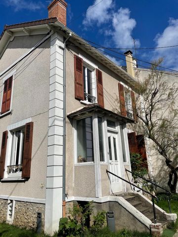 Located in Maisons-Laffitte (78600) in the sought-after neighborhood of St Nicolas, this property enjoys a peaceful and residential environment, just an 8-minute walk from the RER A train station and shops. Schools and access to the St Germain forest...
