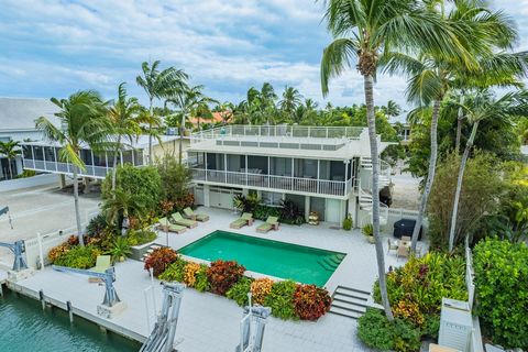 Welcome to one of the most sought-after subdivisions in Islamorada, Venetian Shores! An exclusive neighborhood with wide, clear canals and quick access to the ocean and bay through Snake Creek, featuring the only drawbridge in the Keys! This solid co...