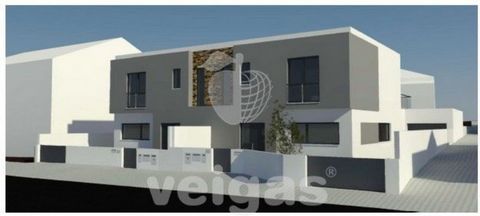 Plot of land for construction of detached house located in Bufarda - municipality of Peniche. With approved project for construction of a 4 bedroom villa, this plot has an area of 301M2 with 198.50M2 of construction. Close to the access to the IP6 hi...