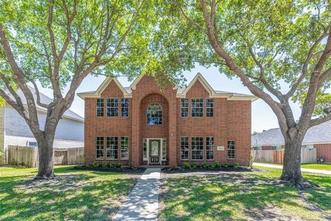 Welcome to 3229 Bend Willow Lane in the master planned community of Cinco Ranch. This beautiful home features 4 bedrooms, 3 full & 1 half baths, & a 2 car detached garage. Come inside & find a welcoming foyer w/soaring high ceilings & wood floors. Yo...
