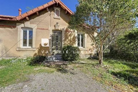 Our agency in Saint-Rémy-de-Provence has selected this pretty house for its charm and proximity to the town centre. This charming 80 m² house has 2 bedrooms. It features a typical facade and cement tiles with period motifs, giving the space a unique,...