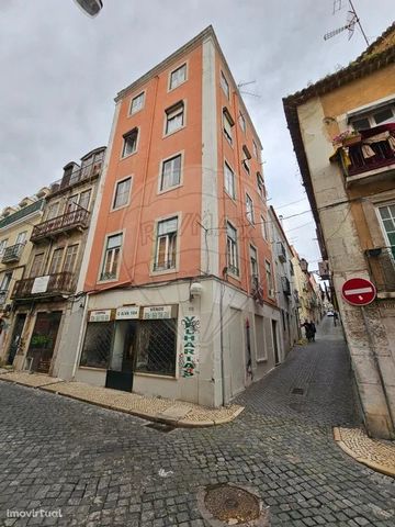 A APENAS 160 METROS DA AVENIDA DA LIBERDADE   Prédio de gaveto em propriedade total, constituído por 5 pisos, 1 apartamento por piso, localizado a 160 metros da Avenida da Liberdade considerada uma das principais avenidas de Lisboa, conhecida pelas s...