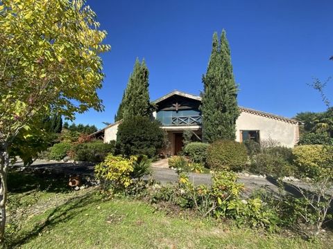 Exclusive Agence Newton. walk round video available  A wonderful country house that is beautifully located among the rolling hills of the chasselas wine region a short drive from Moissac.   The property with 5 bedrooms and 4 bathrooms is accessed by ...