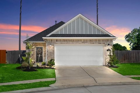 Welcome home to 7410 French Quarter Court located in the community of Polo Ranch and zoned to Lamar Consolidated ISD! Step into luxury living with this exquisite 3-bedroom, 2-bath home boasting a chic open floor plan designed for seamless entertainin...