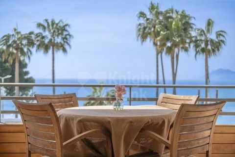 Located on the Croisette, on the 3rd floor of a luxury residence with 24/7 caretaker, heated indoor swimming pool, fitness room and sauna, this fully renovated 144 m2 flat offers panoramic views over the Bay of Cannes. It comprises a double living ro...