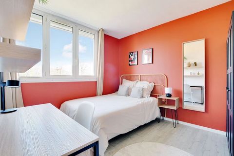 Faites de cette chambre votre nouveau chez-vous ! Minimaliste, elle a été redécorée par nos architectes dans des tonalités de blanc et de violet pour coller au style des plus audacieux. Dans ses 10 m² entièrement équipés, vous retrouverez un agréable...