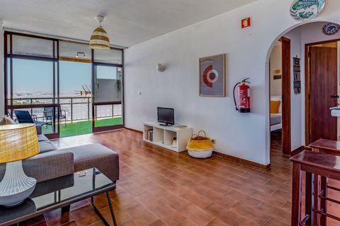 Located in a calm area of the breathtaking town of Armação de Pêra, inserted in a condominium with a swimming pool, and a few steps from the beach is this 1 bedroom apartment, ideal for your trip to the Algarve! Fully equipped with a decoration that ...