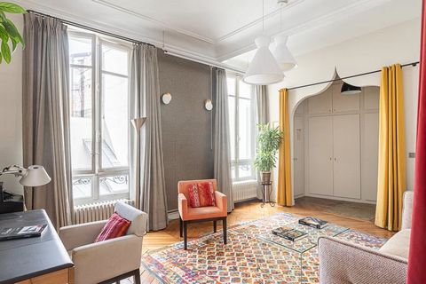 Apartment full of light, Paris 6th, Boulevard Saint Germain/Odeon In a very attractive Haussmann-style building with elegant communal areas, in the second row, on the 3rd floor by lift, family flat with 5/6 main rooms, with a surface area of 137.21 m...