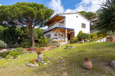 Lucas Fox presents this magnificent villa located in the peaceful town of Premià de Dalt. The property, built in 1980, has been carefully preserved and offers a cozy and family-friendly atmosphere with large interior spaces and impressive views of th...