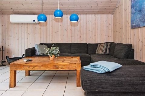 Helles Ferienhaus am Ende einer Sackgasse, auf einem ungestörten, umzäunten Gartengrundstück. Drei SZ und ein Alkoven im Wohnzimmer. Das eine der beiden Bäder verfügt über Whirlpool und Sauna - ideal zum Entspannen nach einem aktiven Tag im Freien. P...