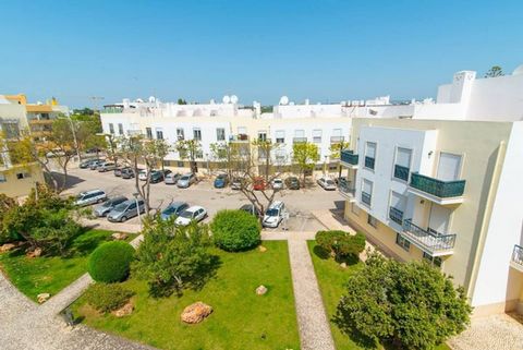 Fully equipped apartment with air conditioning and wifi, with private terrace. Balcony and free public parking. It is located in the Horta da Torre Urbanization, in Tavira, close to the city center, 7 minutes walk from the Gilao River, where all loca...