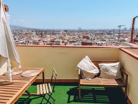 MAGNIFICENT one bedroom apartment in Guinardo, one of the nicest parts of Barcelona. The apartment consists of separate bedroom, living room, private bathrooms and TWO PRIVATE TERRACES with amazing views. Fully equipped with all electric appliances, ...
