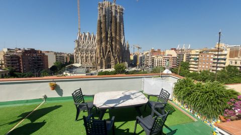 Eixamplede Barcelona y es uno de los lugares residenciales más agradables de la ciudad. El maravilloso templo de la Sagrada Familia se encuentra ubicado justo enfrente del edificio. La zona es ideal si vienes de vacaciones y también está perfectament...