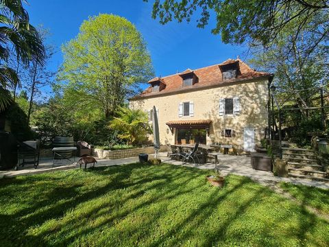 For lovers of stone and nature! Only 13 minutes from Bergerac! Come and discover this magnificent fully restored mill from the 16th century! Located on a large park of 17,000 M2, with its lake, its outbuildings and its large swimming pool and Jacuzzi...