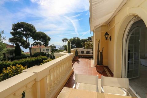 In a luxurious residence in the heart of Cap Martin, a top-floor apartment was recently renovated in a modern style. This delightful apartment property offers breathtaking sea views and boasts high-quality amenities. The apartment features an open br...