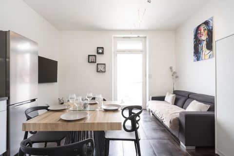 Located at the main floor of a Majorelle-style townhouse, come and enjoy Nancy and its amenities in comfort and serenity. Rue Poincaré is a popular street for locals, with its beautiful apartments and close proximity to the train station, freeway and...