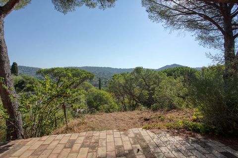 A rare opportunity to turn your dreams into a reality.....At one of the most popular addresses, villa to renovate two steps away from Gigaro beach and the prestigious Lily of the Valley hotel.Quiet and with an open view of the hills of Gigaro, the vi...
