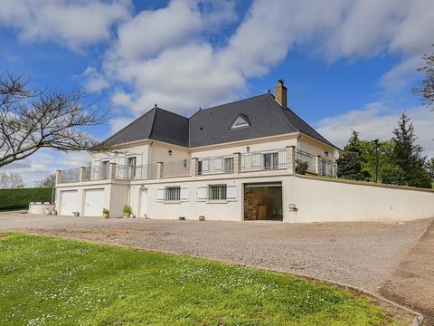 In the town of Drevant, less than 5 minutes from Saint-Amand-Montrond, close to the motorway and the forest of Tronçais. Change your accommodation to buy this magnificent property It has a kitchen area, 3 bedrooms and a lounge area of 63m2. A bathroo...