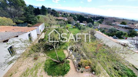 Located in a charming village with nursery/primary school, local shops and medical center, just 10 minutes from the Medieval City of Carcassonne, the airport and 1 hour from the sea, this property, fenced on all sides and not overlooked, offers a set...