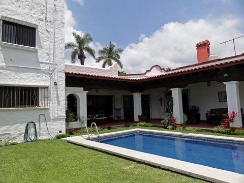 House for sale, Colonial style, developed on 1 level in Zona Norte of Cuernavaca (Buenavista, next to Rancho Cortes), In private with 6 houses and 1 lot, it has 24-hour security and automatic gate. SUMMARY: 4 bedrooms, 4 bathrooms, TV room or study, ...