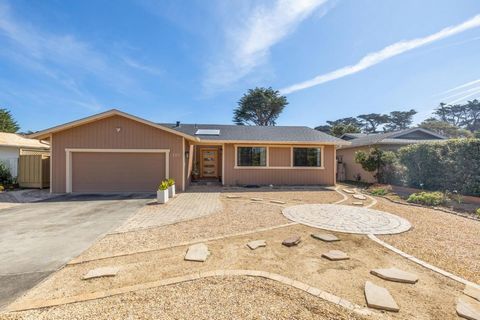 Welcome to this beautifully remodeled Westside single-level home on over 1/4 acre! Located in one of Moss Beach's most desirable neighborhoods, this home sits on a quiet cul-de-sac that ends at a beautiful field looking over the ocean. The formal ent...