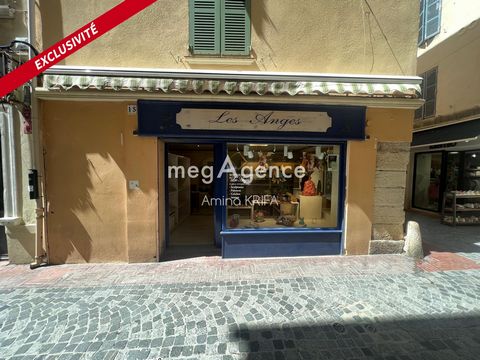 For sale: right to transfer lease for the operation of all professions and businesses Prime location in the heart of a popular shopping area In a lively and busy street in SANARY, near the port, I offer you this commercial premises of approximately 3...