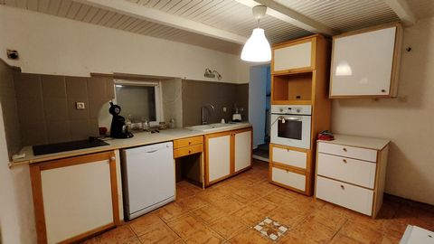 Montenois 25260 ; Maison individuelle de 70m² sur 2 niveaux comprenant 4 pièces. Au rdc : Une pièce de vie avec poêle à granulé. Une cuisine indépendante, un WC et un local chaufferie. A l'étage : 2 chambres, une salle de bain avec baignoire d'angle,...