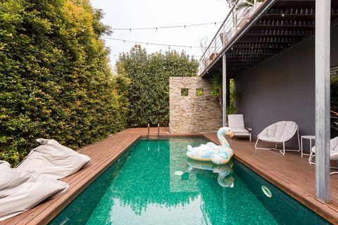 This stunning contemporary house with swimming pool is located in the exclusive area of Quinta da Pedra, in Cascais, offering a perfect combination of modern design, comfort and elegance. The interior of the house is bright and spacious, with the hig...