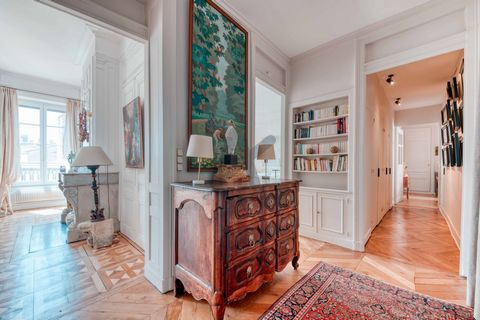 LYON 1st, close to the Quai de la Pêcherie, shops and public transport, on the 4th floor with elevator, in a very beautiful bourgeois building, you will be seduced by this remarkable family apartment of about 131m2. It is composed of an entrance hall...