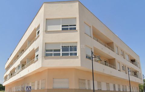 Don't miss this great opportunity to acquire a magnificent home in Alginet! Located on Joan de Joanes street, in a residential area of the city, which makes it an ideal option for both residence and investment. With a large area very well distributed...