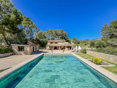 This charming finca sits on an idyllic, south-facing plot just a few minutes' drive from the picturesque coastal towns of Santa Ponsa and Paguera. A small oasis of tranquillity, far away from the hustle and bustle, yet with excellent connections to t...