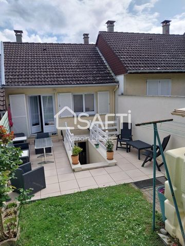 Located in the charming town of Dieppe (76200), this townhouse benefits from an ideal location close to all shops, schools and essential services such as the pharmacy, kindergartens and library. Just 3 km from downtown and the beach, it offers a prac...